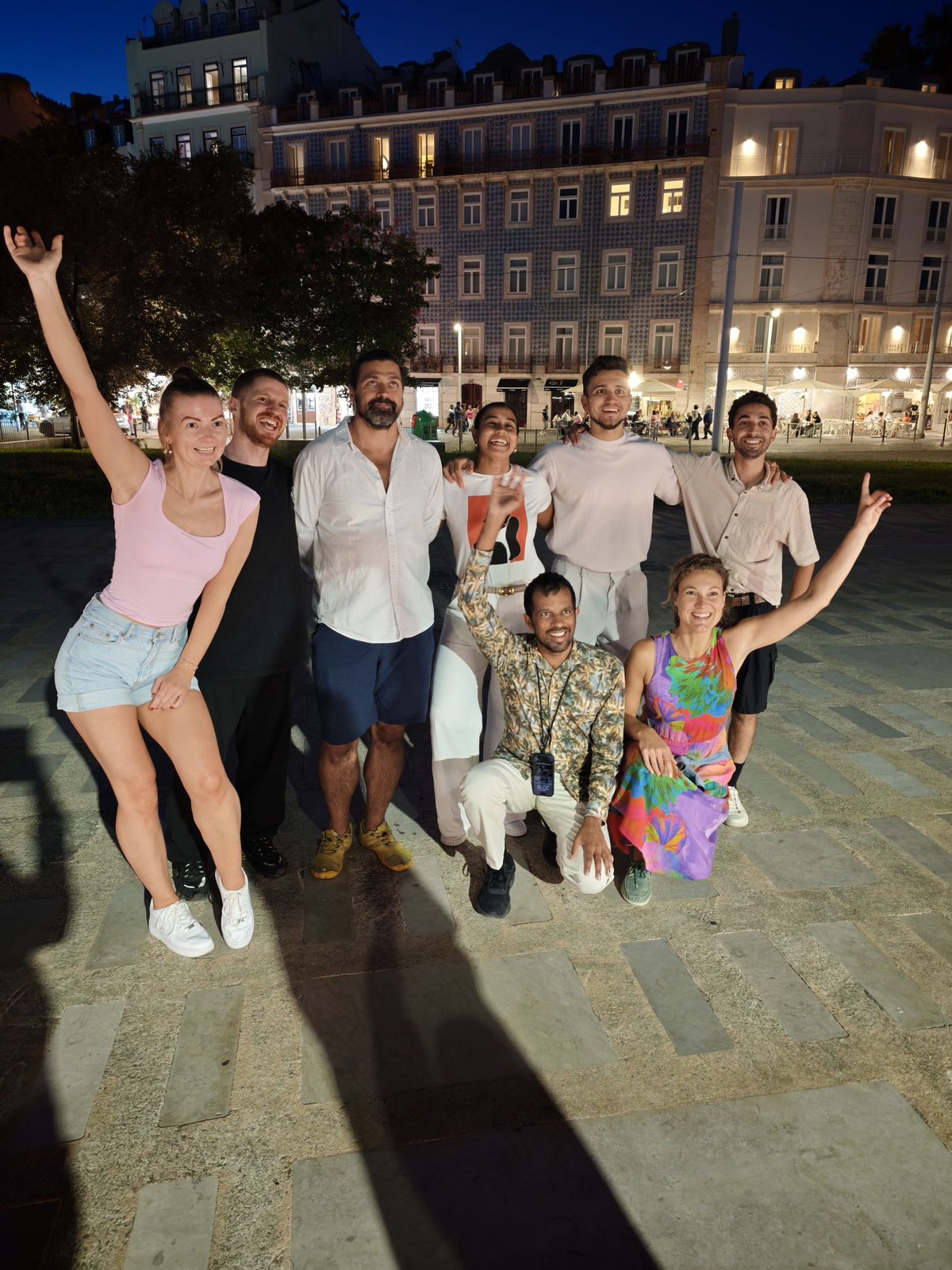 Um grupo de pessoas reunido ao ar livre em Lisboa, à noite