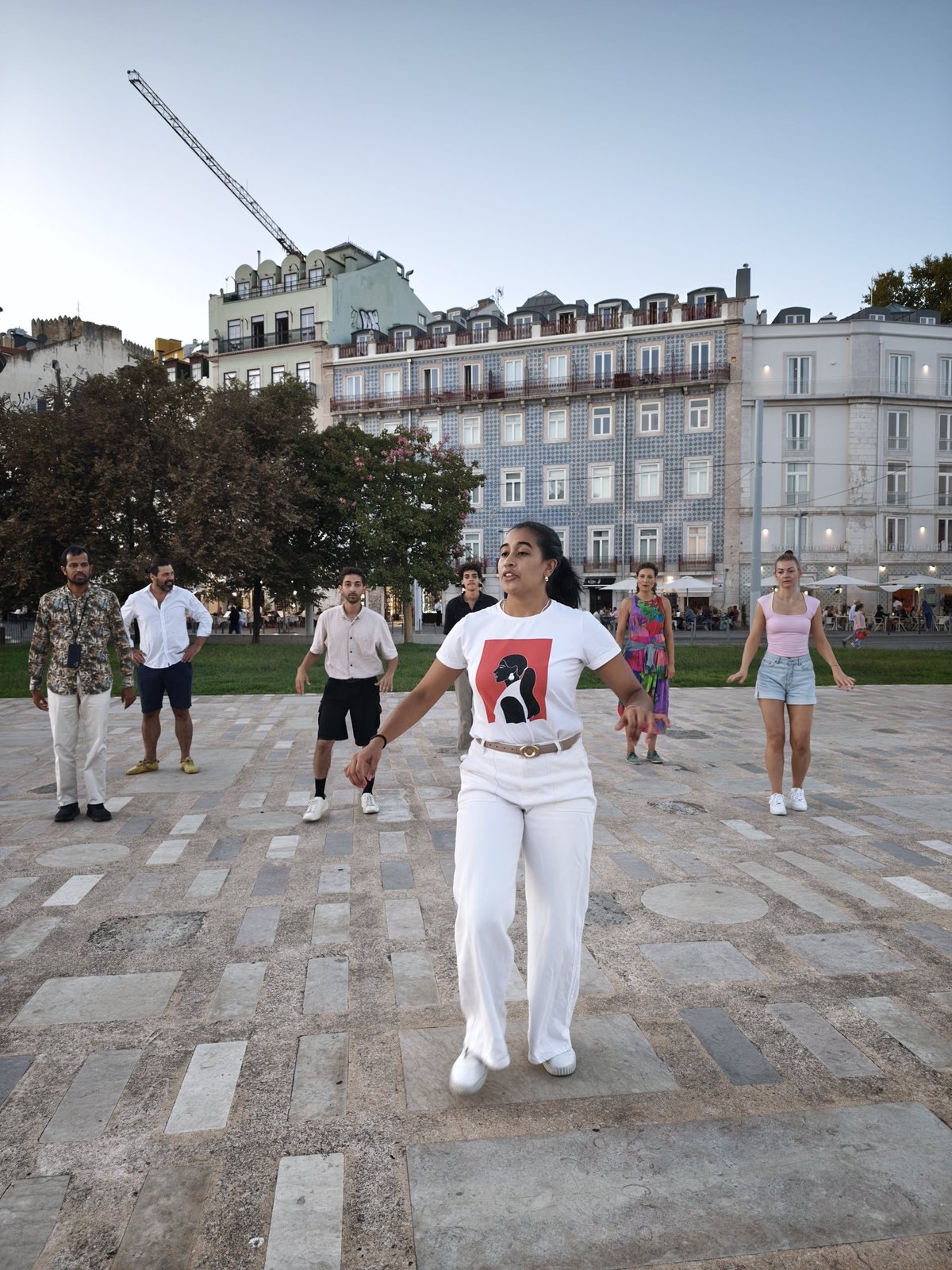 Uma professora a orientar uma aula de grupo de Salsa Caleña ao ar livre, em Lisboa