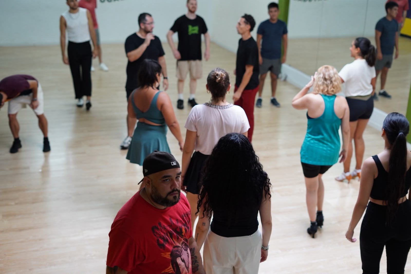 Participantes a aprender em conjunto num estúdio, num workshop anterior